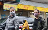 Khách du lịch đeo khẩu trang phòng virus corona, khám phá Thủ đô Hà Nội